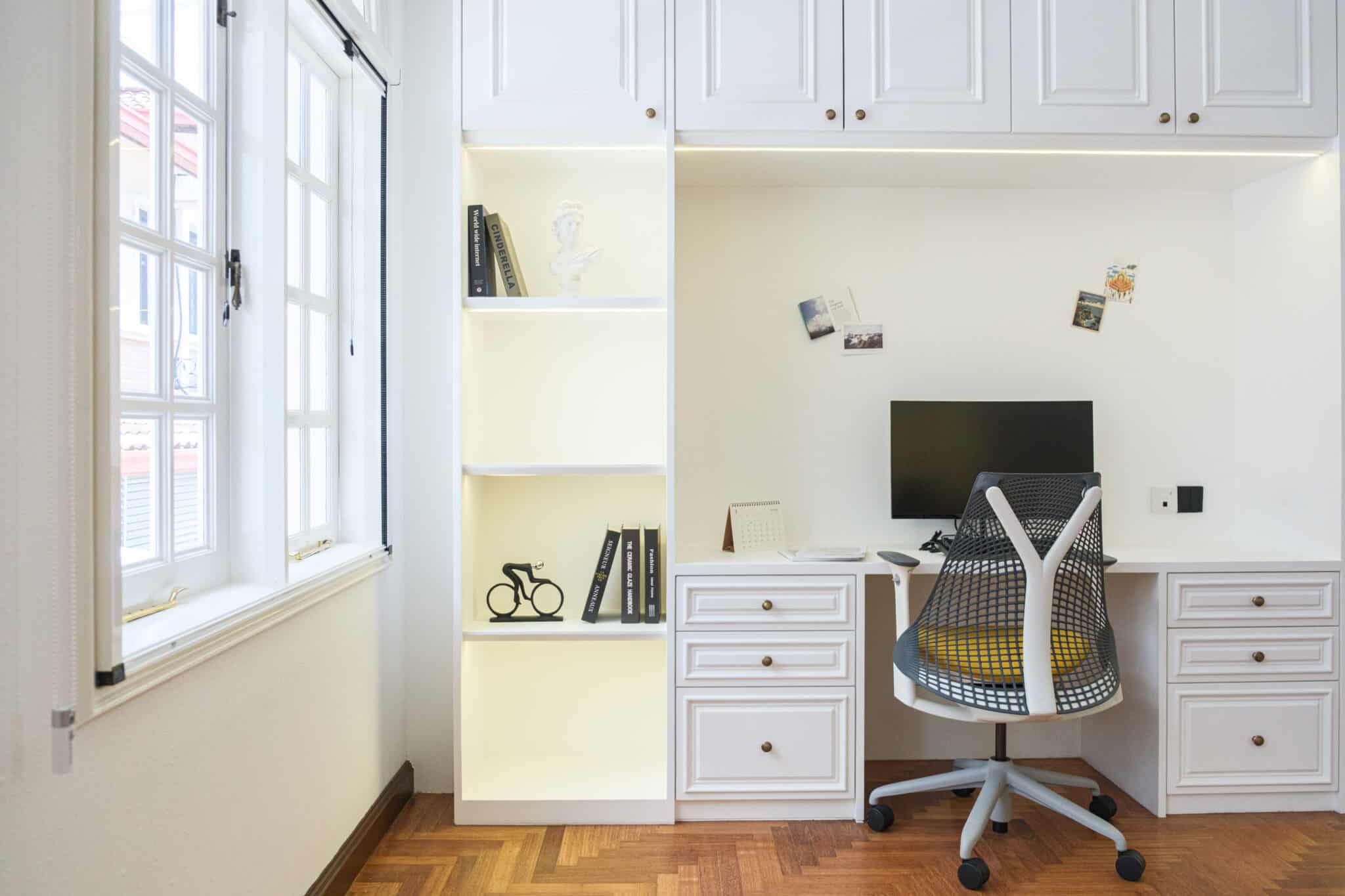 Véra Maison bright white home office with built-in shelves and ergonomic chair