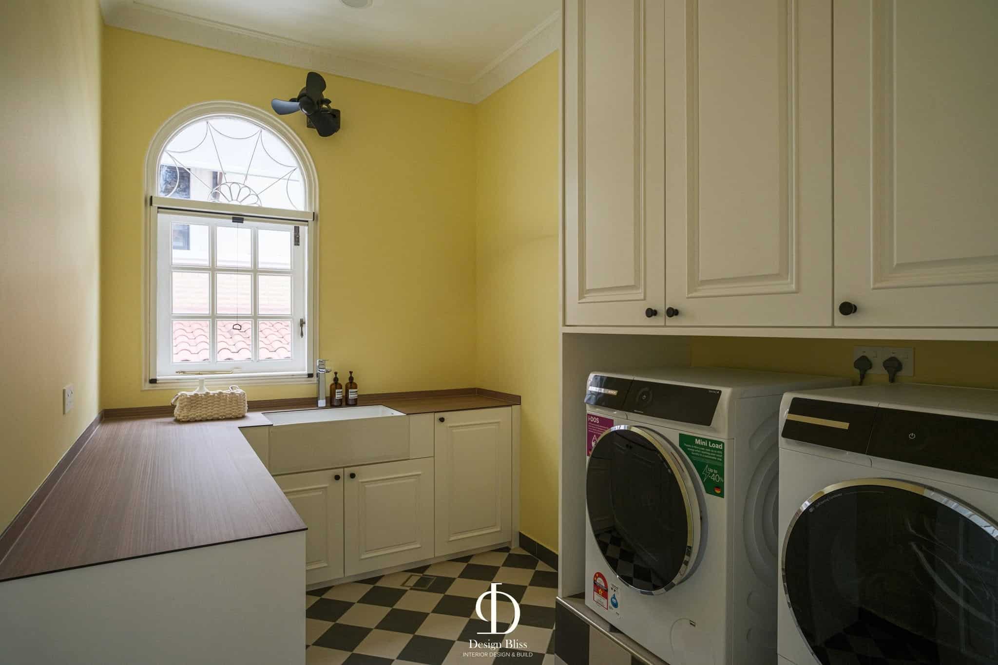 Véra Maison laundry room with white cabinetry, timber worktop and side-by-side appliances