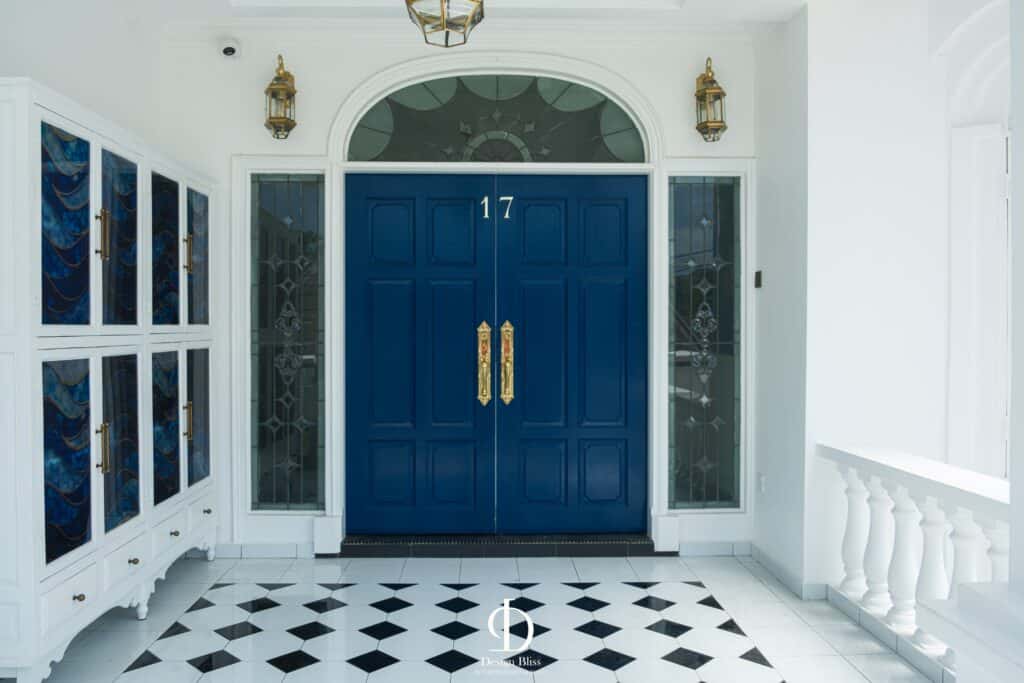 Véra Maison entrance and foyer with blue double doors, classical detailing and patterned flooring