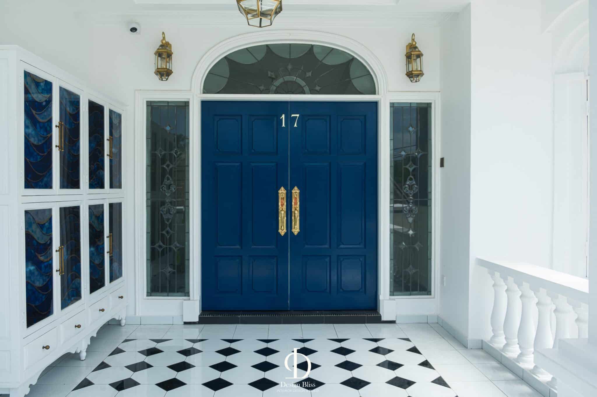 Véra Maison entrance and foyer with blue double doors, classical detailing and patterned flooring