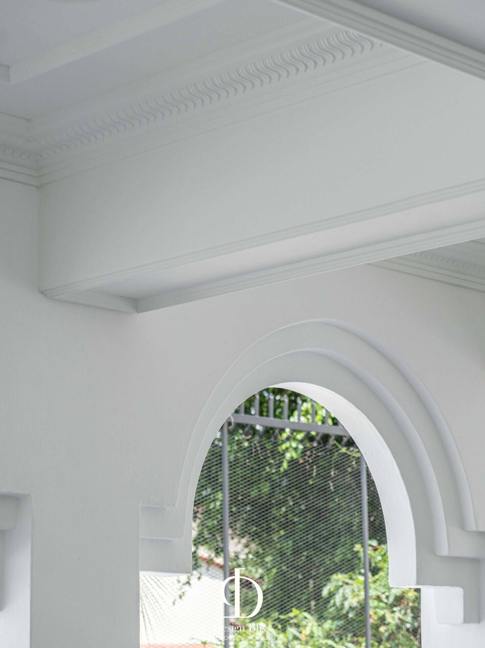 Classical arch and cornice detail within the Véra Maison bungalow exterior