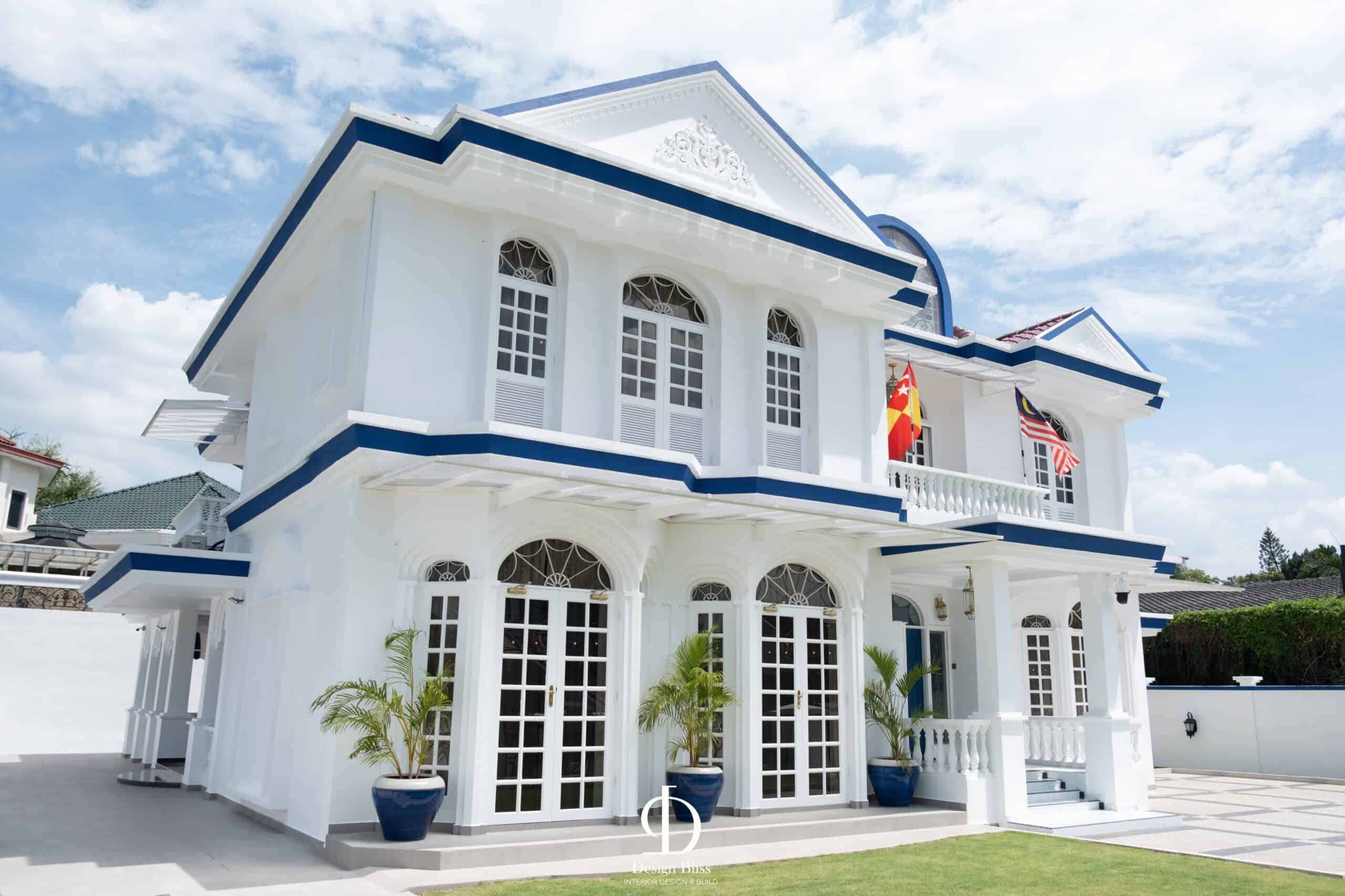 Véra Maison contemporary classic bungalow exterior with white façade and blue architectural accents