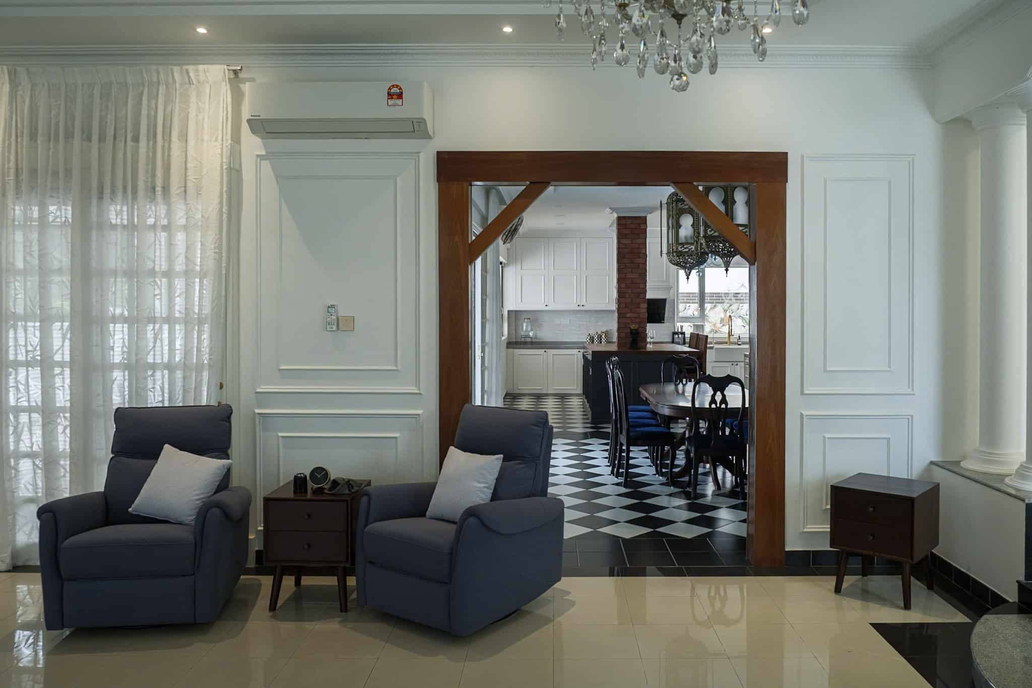 Véra Maison formal living room connected to the dining area and contemporary classic kitchen