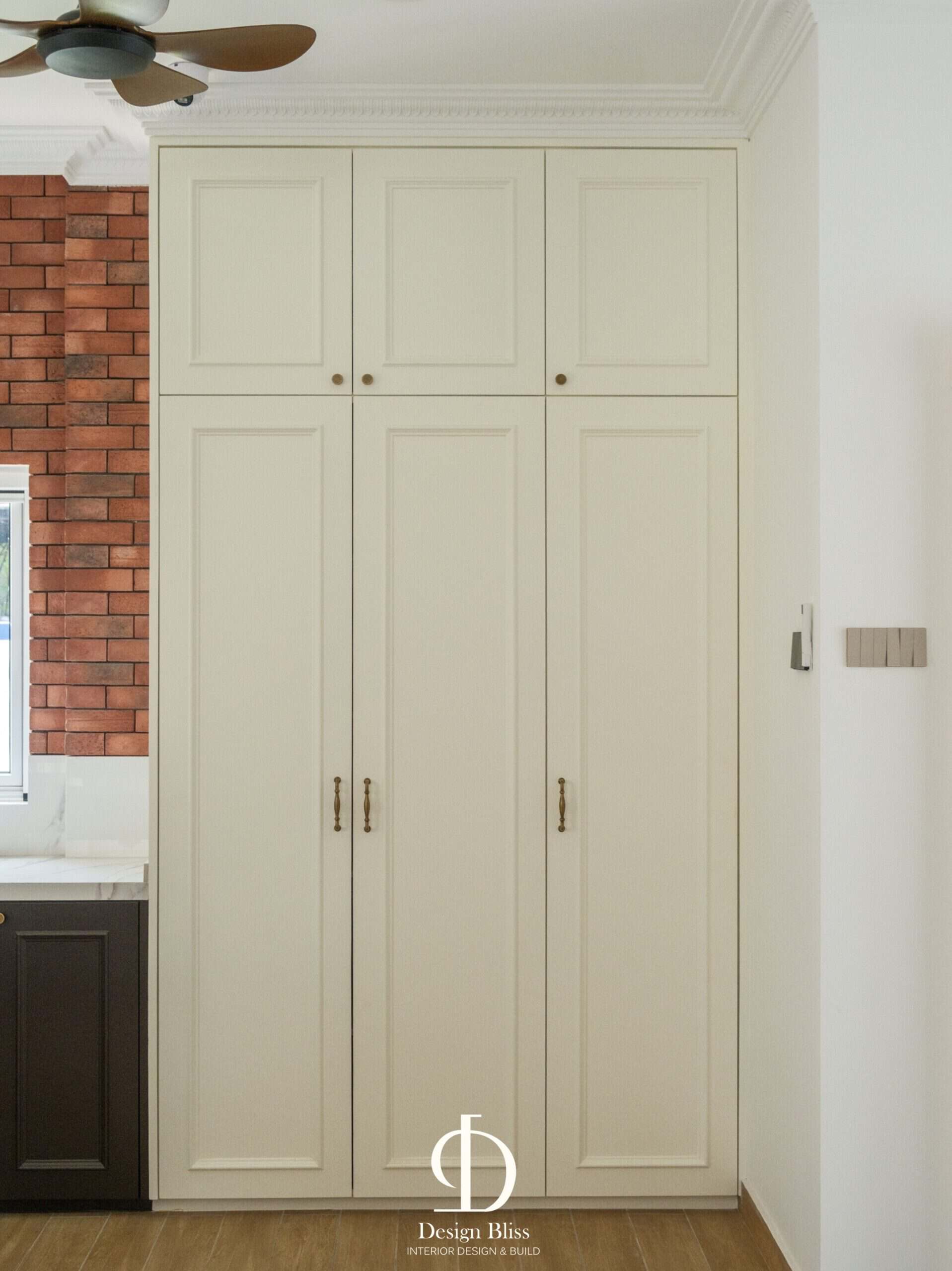 Tall white pantry cabinetry with panelled doors in the Véra Maison dry kitchen